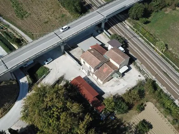 Negozi botteghe a Castelbellino (Ancona) — foto 1