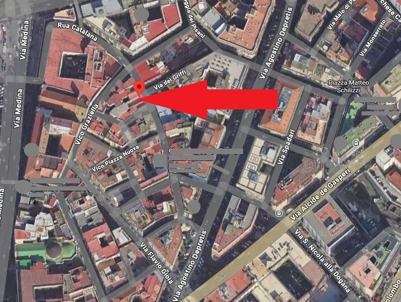Abitazione ultrapopolare a Napoli (Napoli) — foto 1