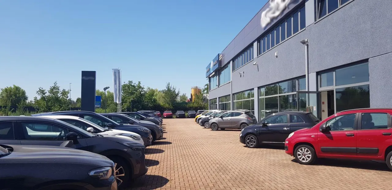 Fabbricati commerciali a Modena (Modena) — foto 1