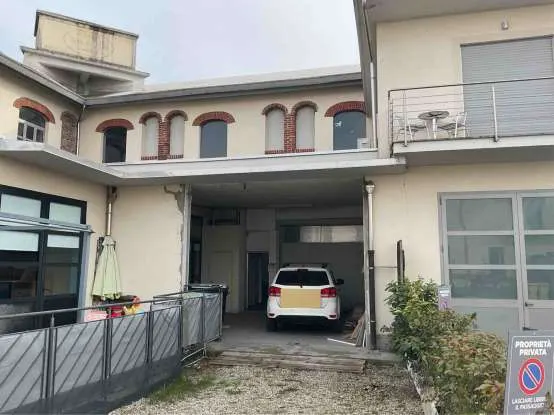 Fabbricati costruiti per esigenze ind a Caselle Torinese (Torino) — foto 1