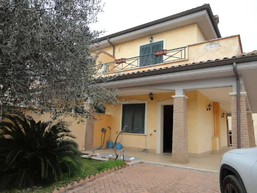 Villino a Pomezia (Roma) — foto 1