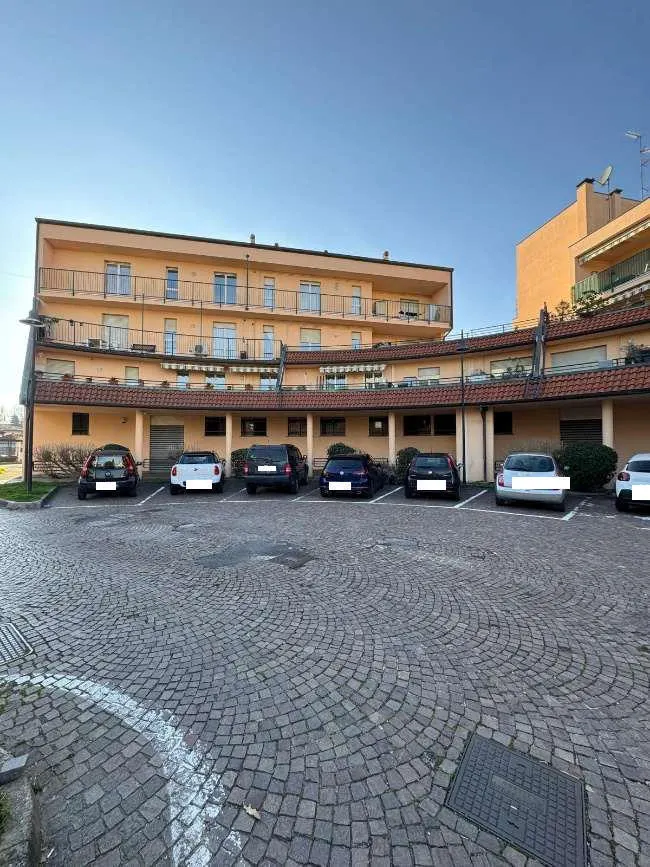 Fabbricati commerciali a Cardano al Campo (Varese) — foto 1