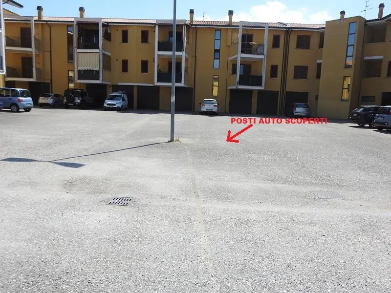 Posto auto a Recanati (Macerata) — foto 1