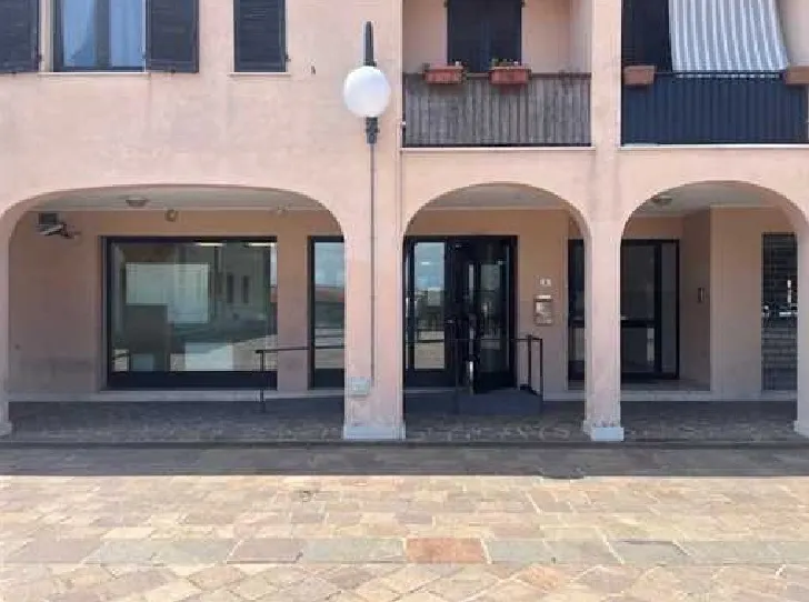Fabbricati commerciali — foto 1
