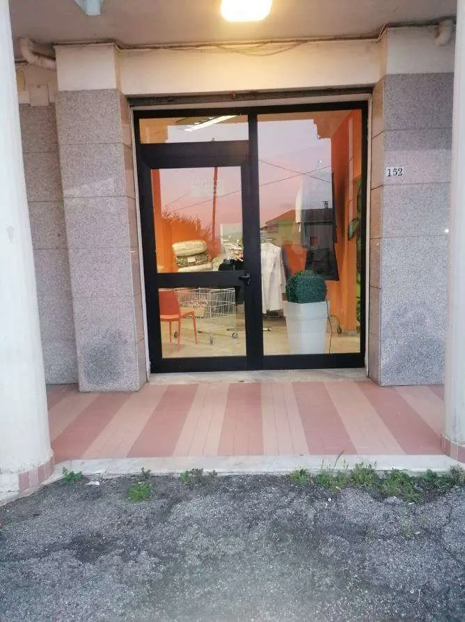 Negozi botteghe a Montalto Uffugo (Cosenza) — foto 1