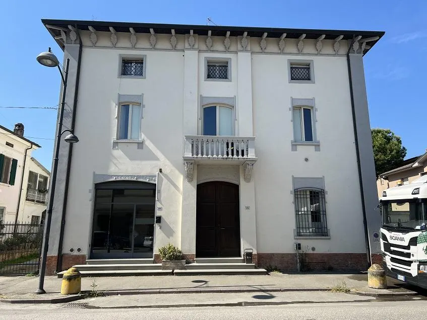 Negozi botteghe a Castel Bolognese (Ravenna) — foto 1