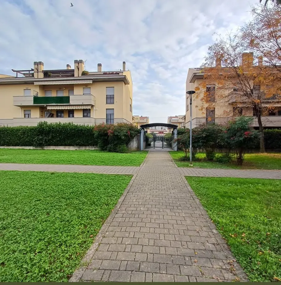 Compendio pignorato a Azzano San Paolo (Bergamo) — foto 1