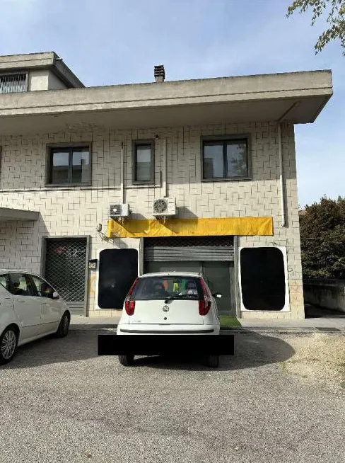 Fabbricati commerciali a Chieti (Chieti) — foto 1
