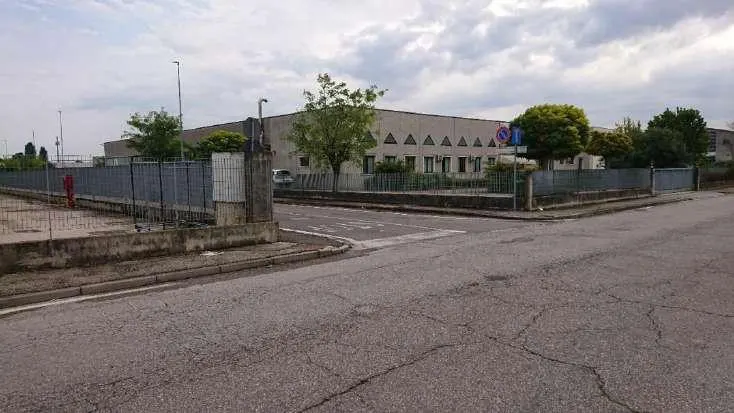 Fabbricati costruiti per esigenze ind a Legnago (Verona) — foto 1