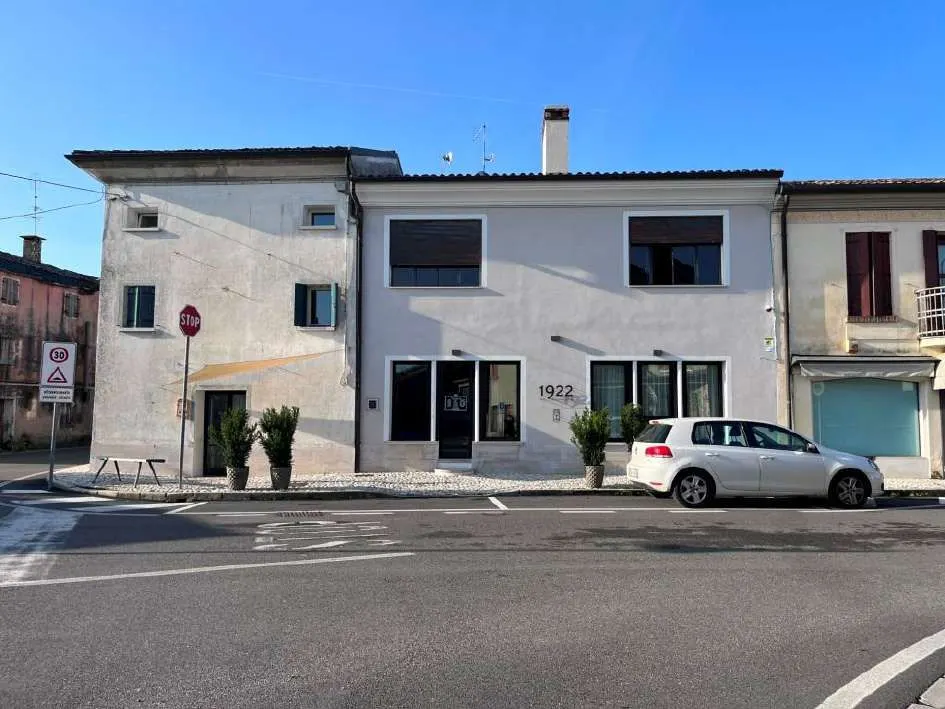 Negozi botteghe a Crocetta del Montello (Treviso) — foto 1