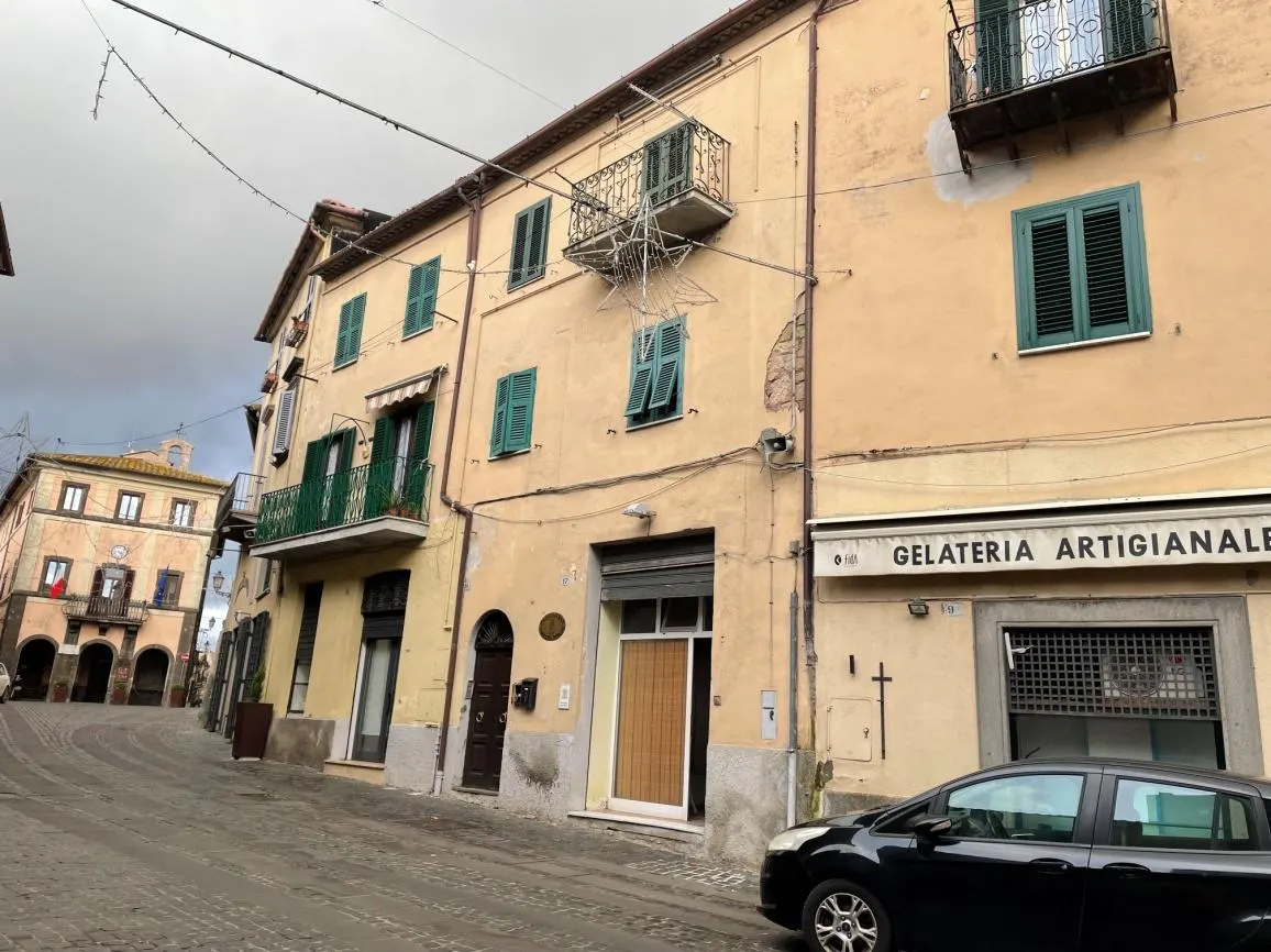 Negozi botteghe a Valentano (Viterbo) — foto 1