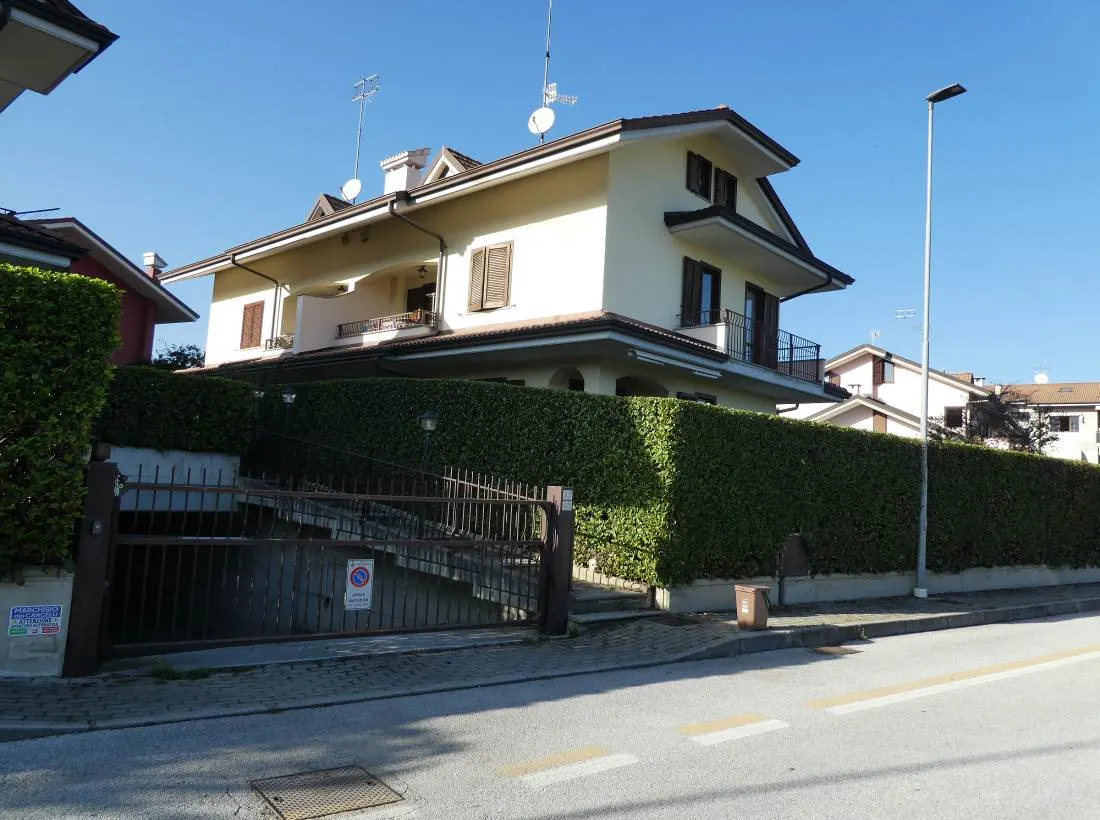 Villino a Borgo San Dalmazzo (Cuneo) — foto 1