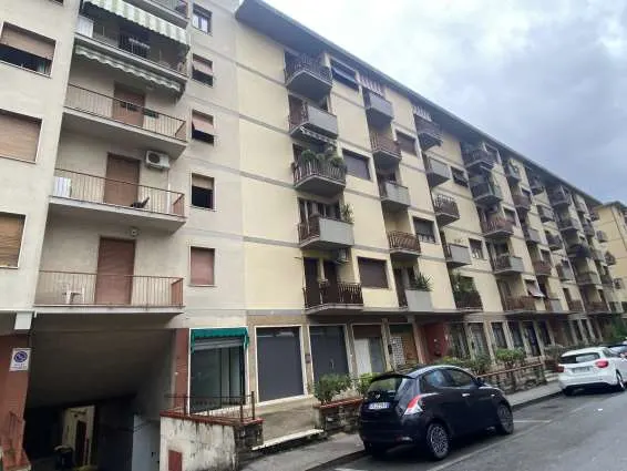 Negozio a Prato (Prato) — foto 1